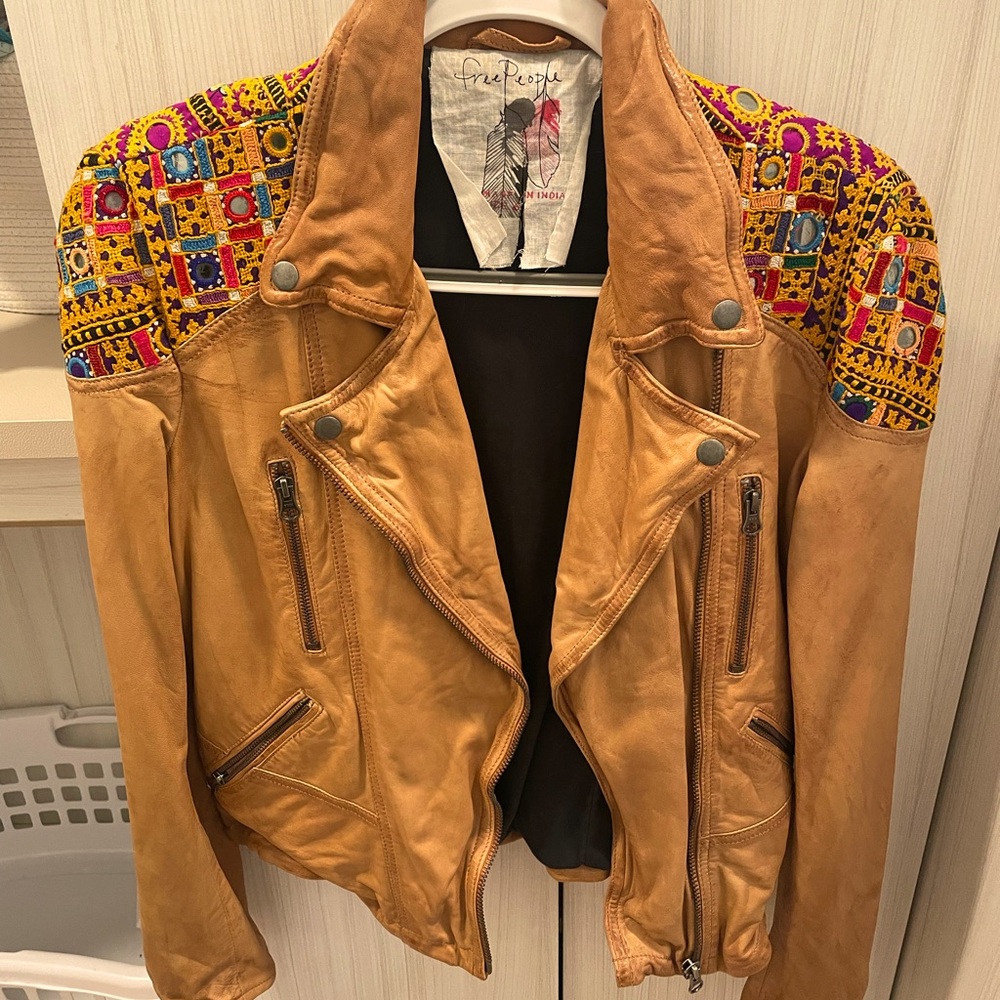 🌼Free People Embellished Classic Biker Jacket🌼
Coat Moto Tan Size 6 Small Medium